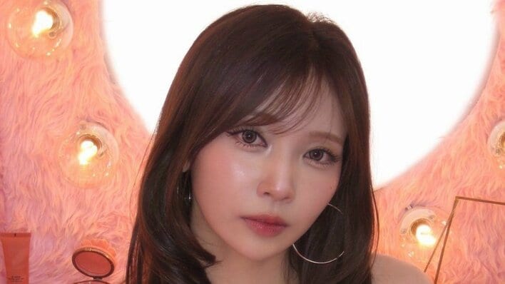 「ビジュ覚醒してる」NiziU・MAYUKA 大胆肌見せキャミ姿の“レベチ”なオフショット披露！“ギャル感”あふれるヘアメイクに「天才」