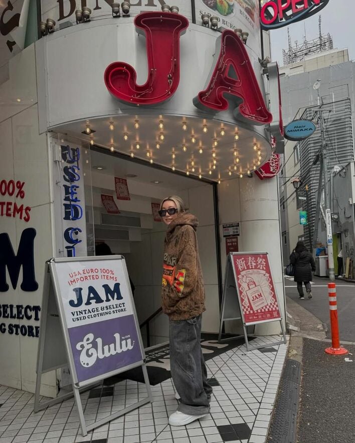 こんな普通にいるの？」倖田來未がしれっと原宿に！パーカー×デニムの