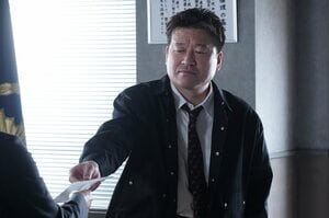 音花（月島琉衣）が逮捕！誠（佐藤二朗）は責任をとるように退職願を提出し、明日香（橋本愛）には離婚届を突きつけ…『夫婦別姓刑事』最終話予告