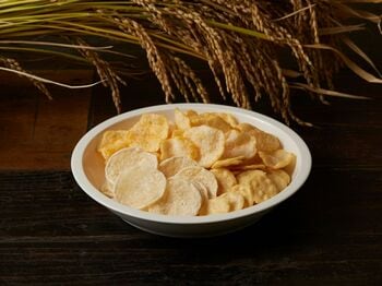 無印良品「お米のスナック」を新発売　国産米やノンフライなどうれしいこだわり！おつまみにも最適なガーリックやわさび味も