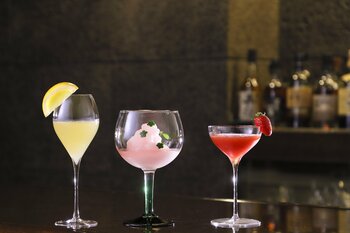 名古屋のホテルの重厚なオーセンティックバーで味わう「春の訪れ」。旬の苺や桜、柑橘とシャンパンが香る季節限定カクテル3種を3月2日より販売開始。