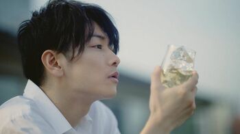 佐藤健「明るいうちから飲むハイボールは最高」グラス片手にリラックス