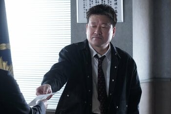 音花（月島琉衣）が逮捕！誠（佐藤二朗）は責任をとるように退職願を提出し、明日香（橋本愛）には離婚届を突きつけ…『夫婦別姓刑事』最終話予告
