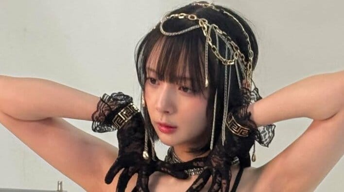 「脚を顔の横に…」岡田紗佳 柔軟性際立つ“限界疑う”ポーズで美ボディー披露！“筋肉痛になった”ポージング決める姿に「どうなってんの？」「やっばっ！！」