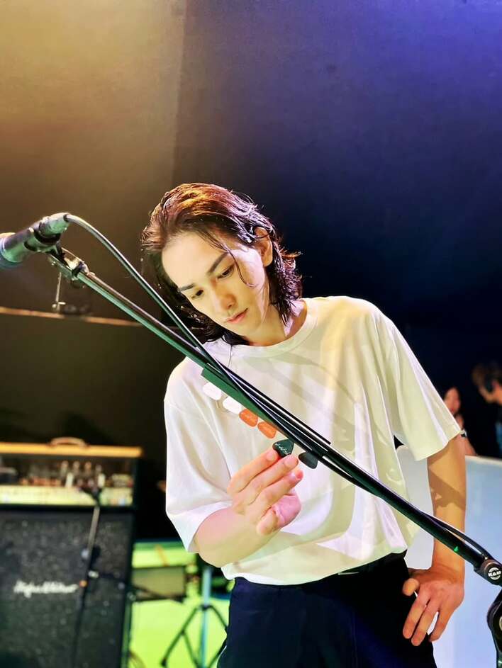 【画像8枚】黒髪ロン毛姿が美しい町田啓太の『グラスハート』のオフショットを見る