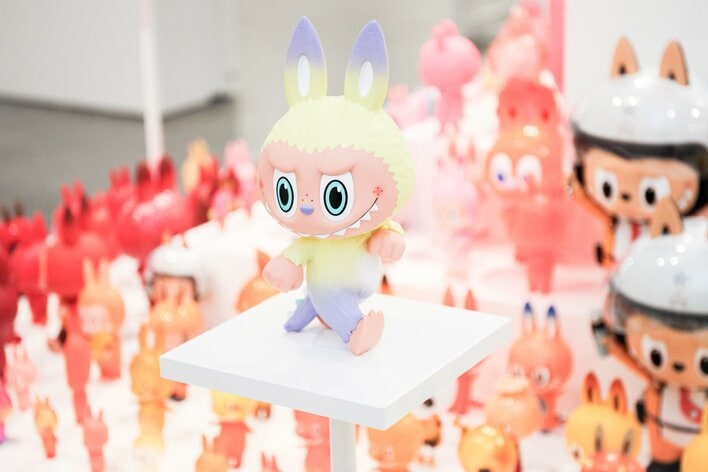 大人気キャラ「ラブブ」の世界を体感！『THE MONSTERS』の歴史がここに　10周年展で初公開エリアや限定グッズが登場 東京・麻布台ヒルズで開催