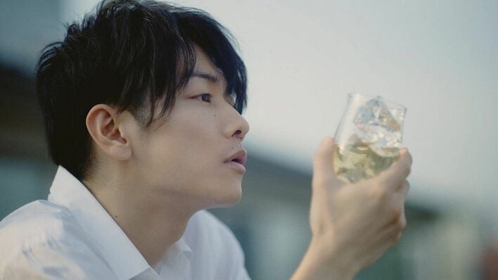 佐藤健「明るいうちから飲むハイボールは最高」グラス片手にリラックス