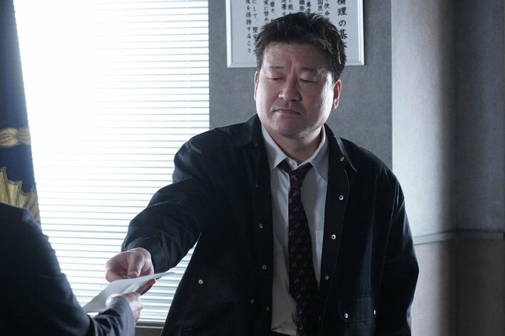 音花（月島琉衣）が逮捕！誠（佐藤二朗）は責任をとるように退職願を提出し、明日香（橋本愛）には離婚届を突きつけ…『夫婦別姓刑事』最終話予告