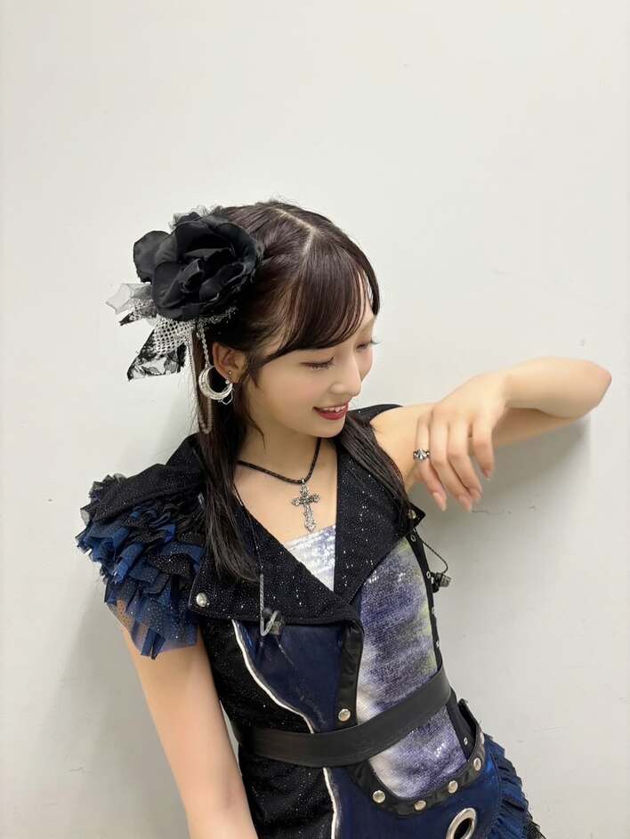 美女神すぎる」小栗有以 新衣装はAKB48王道 赤チェックのミニスカ衣装