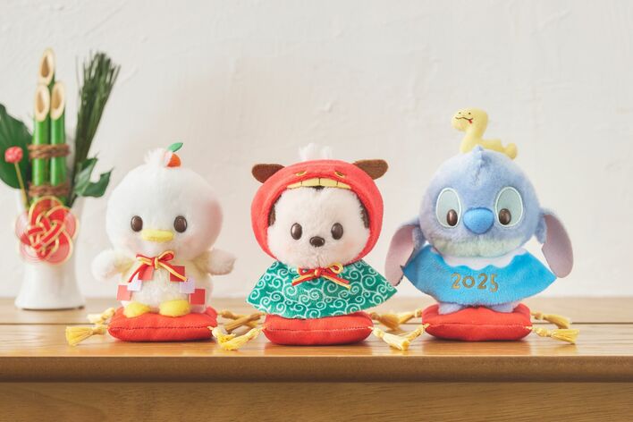 プーさんがヘビコスチューム姿に！ディズニーお正月グッズ新登場