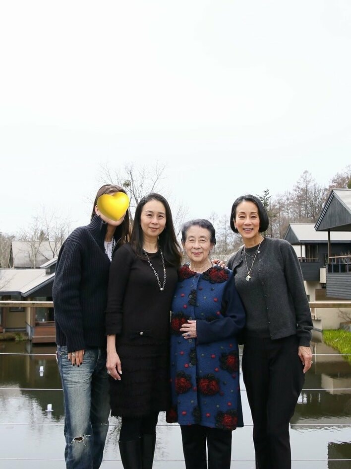 中村江里子 軽井沢旅での母＆妹の姿に「よく似てる」と反響！娘含めた