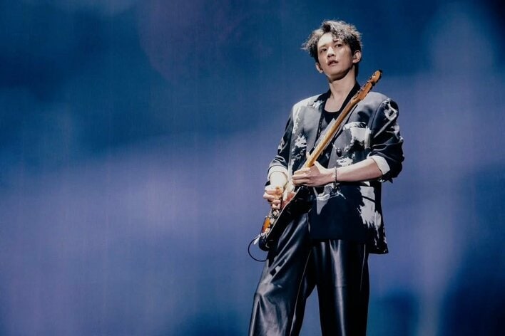 ギターが似合いすぎ」町田啓太 黒髪イメチェン姿のライブショット公開