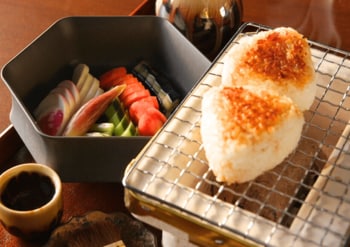 浅草に“焼きおにぎり”体験が誕生。創業230年・河村屋プロデュースの茶屋「八重乃香」にて提供開始