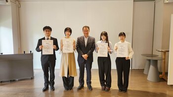大阪芸術大学生のデザインが「金剛ふるさとバス」ロゴマークに採用富田林市長が来学し、最終選考学生4名へ感謝状を贈呈