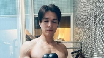 要潤　思わず二度見してしまう筋肉バッキバキの肉体を公開！よーく見るとスマホまでムキムキに！？