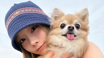「可愛いが渋滞」重盛さと美 愛犬との浜辺ショットにファン悶絶！いとおしそうに見つめる姿に「わんちゃんが羨ましい」