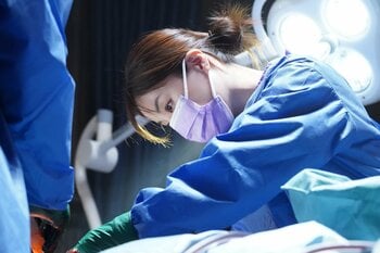 大黒（田辺誠一）の息子が搬送されてくる！朱羅（松本若菜）は必死で向き合うがピンチに見舞われ…＜『Dr.アシュラ』第2話完全版＞