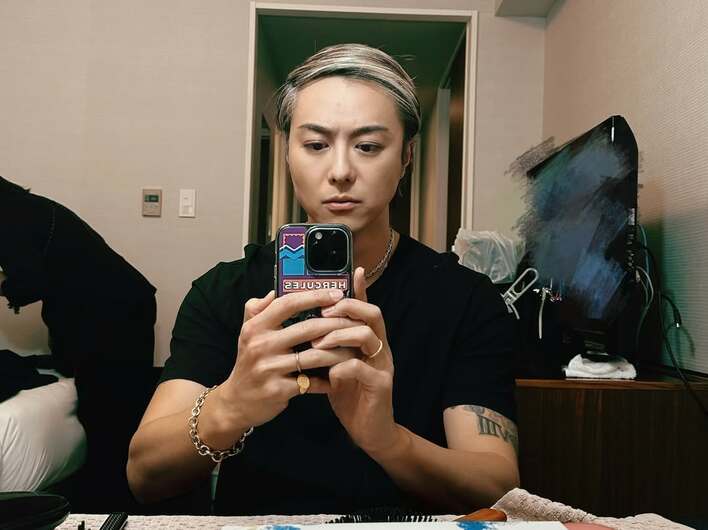 【画像9枚】「ムロツヨシさんに似てない？」EXILE TAKAHIROの“九一分け”や“前髪あり”ヘアを見る