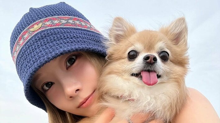 「可愛いが渋滞」重盛さと美 愛犬との浜辺ショットにファン悶絶！いとおしそうに見つめる姿に「わんちゃんが羨ましい」