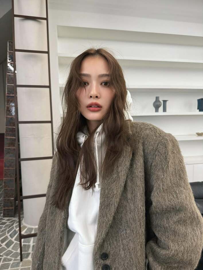 【画像5枚】「大人女性の色気があふれてます！」内田理央 大人な雰囲気漂う大胆スリットの美脚際立つコーデを見る