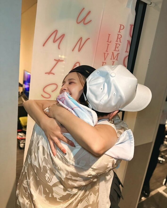 活動休止中「AAA」宇野実彩子＆末吉秀太 再会での熱いハグショットを