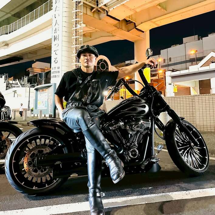 【美品】ハーレーダビットソン☆31インチ　オールレザー　革パン　バイク 写真集ほしすぎる！！！」魔裟斗 “愛車”ハーレーで夜の大黒PAで2