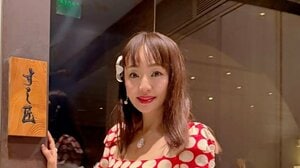 神田うの 夫と14歳娘とハワイで「予約の取れない名店」の寿司堪能！ほっこり家族3ショットや美スタイル際立つミニ丈ワンピ姿も披露