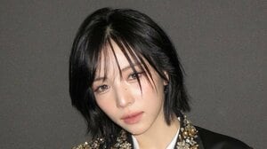 「芸術作品！」NiziU・MAYA 美脚際立つ大胆肌見せの“国宝級”ショット披露！吸い込まれそうなブルーの瞳のミステリアスな妖艶姿に「激メロすぎ」