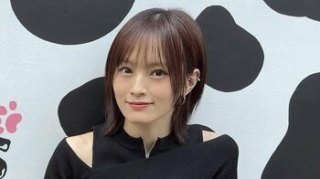 「かわいいが渋滞過ぎ！」山本彩 “101匹わんちゃん”まみれに！お利口さんに座る子たちと笑顔でピースする姿に「ほんま癒される〜」