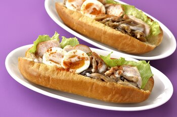 【ガーリックバターが香る、秋だけのご馳走ドッグ】秋季限定メニュー「４種きのことスモークチキンのガリバタドッグ」を９月１７日（木）からフォレスティコーヒー海老名店にて発売