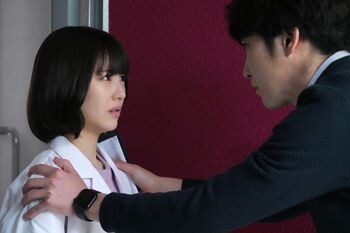 白夜（浜辺美波）を狙う魔の手…そして晴汝（岡崎紗絵）に異変が！『ドクターホワイト』第9話予告