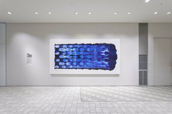 ArtStickerがニュウマン横浜の1階壁面に小さくてユニークなミュージアムを常設展示。2月11日(水)からは香月美菜の作品を展示中