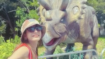 スザンヌ “最大級フェス”に初参戦！大きな恐竜との2Sや三つ編みアレンジに挑戦…テント内でのモグモグ姿も「めっちゃ楽しそう」