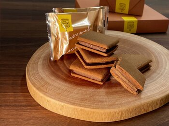 【横浜キャラメルラボ】昨年好評の「キャラメルショコラサンド プラリネノワゼット」が今年も登場。ナッツの香ばしさが広がる限定商品