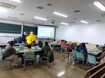 子ども達が楽しみながらエコを体験「こねこね♪まぜまぜ♪楽しいエコ石けんづくり」を開催、廃食油のリサイクル啓発をするオリジナルキャラクターYuちゃんも登場！