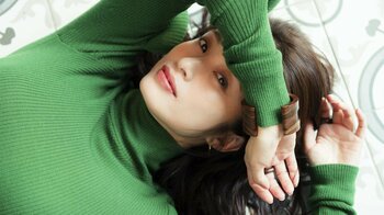 15年ぶり写真集で話題 上戸彩 大量公開中のオフショットに新カット！異国情緒ただよう台湾の夜市でカジュアルショット