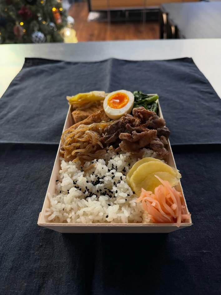 【画像5枚】滝沢眞規子 「絶対誰もが好きなヤツ！」トロッと半熟卵が入った具材の愛情たっぷり手作り弁当を見る