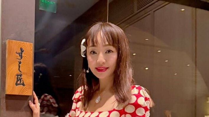 神田うの 夫と14歳娘とハワイで「予約の取れない名店」の寿司堪能！ほっこり家族3ショットや美スタイル際立つミニ丈ワンピ姿も披露