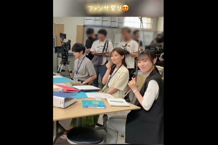 【写真】福原遥＆生田絵梨花とともにルダハートをする林遣都の写真を見る