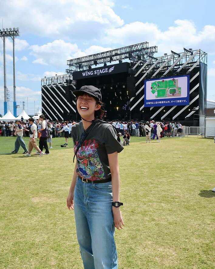 【画像11枚】「めっちゃHANA笑」フェス参戦の佐藤栞里が大はしゃぎでフリまねをしているショットを見る