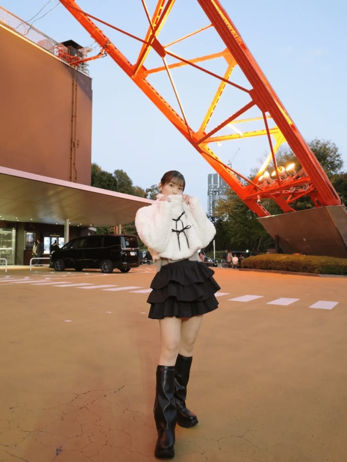 顔ちっちゃ」足立梨花 美脚スラリのミニスカ×ロングブーツ姿を披露