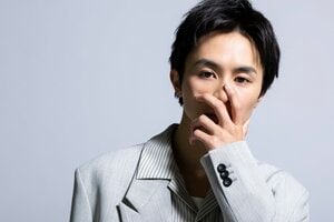 今期3本のドラマに出演中！草川拓弥が俳優として大切にしていること「カメラの前で “その人”でいたい」「役を楽しむ」【『東京P.D.』インタビュー】
