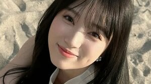 「足細〜い」矢吹奈子 白ワンピからのぞくスラリ美脚の海辺ショット披露！砂浜にしゃがみ込んで見せた上目遣いに「イチコロです」