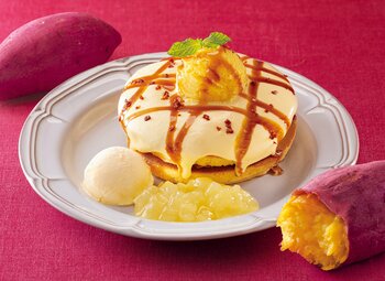 秋の味覚を贅沢に重ねた“ご褒美ホットケーキ”『珈琲館』、秋限定「キャラメル薫る スイートポテトホットケーキ」を2026年10月2日（金）より発売