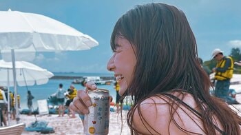 沖縄ビーチで缶ビール片手に！スザンヌ 夏休みに家族旅行で満面の笑顔「見ているコチラも楽しくなる」
