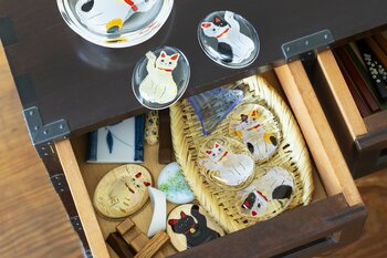 "福を招く猫"のガラス箸置き 「めでたmono招き猫 箸置き」 4月10日発売