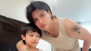 アレクサンダー「タトゥーいれました」 妻・川崎希は不在　息子と2人で遊ぶ写真にSNSで「めっちゃいいパパ」 と絶賛