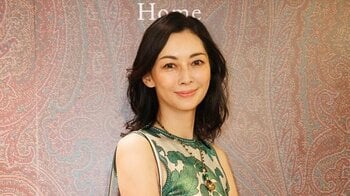 伊東美咲 一時帰国で美スタイル際立つ上品タイトドレス姿披露！ショールームで優雅にたたずむショットに「あなたしか着こなせないよ！」