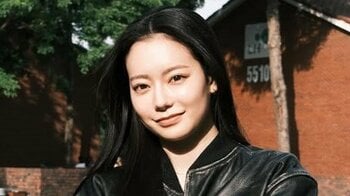 「映画の主人公みたい」なごみ レザージャケット×ジーンズのクールスタイルで韓国をお散歩！「最高にカッコいい」と絶賛の嵐