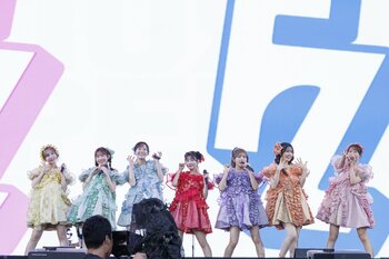 『LuckyFes'26』FRUITS ZIPPER、新曲「1,2,3,FOOOOUR」をライブ初披露　ILLIT、宝鐘マリン＆ハコス・ベールズ、キュウソネコカミら豪華アーティストも熱演